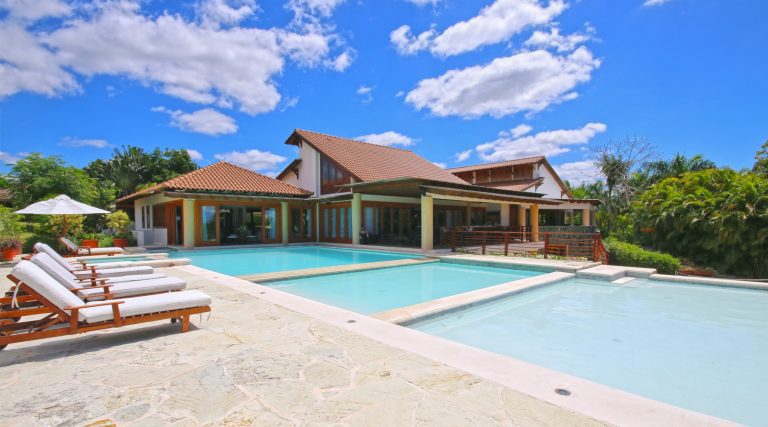 Casa de Campo Exclusive Villa Exterior With Pool and Lounge Area
